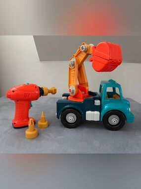 Battat take-apart crane truck w battery operated drill age 3+, hours of fun! EUC